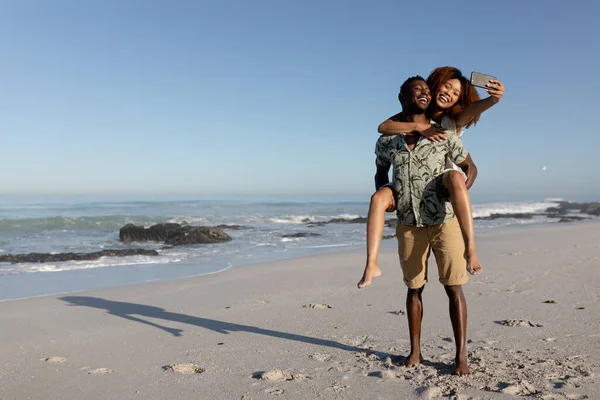 Una Pareja Carreras Mixtas Disfrutando Del Tiempo Libre Playa Día — Foto de Stock