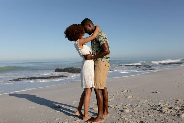 Cuplu Curse Mixte Care Bucură Timp Liber Plajă Într Însorită — Fotografie, imagine de stoc