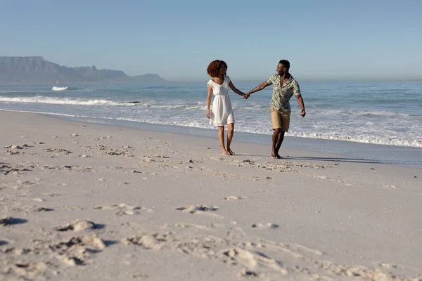 Couple Mixte Profitant Temps Libre Sur Plage Par Une Journée — Photo