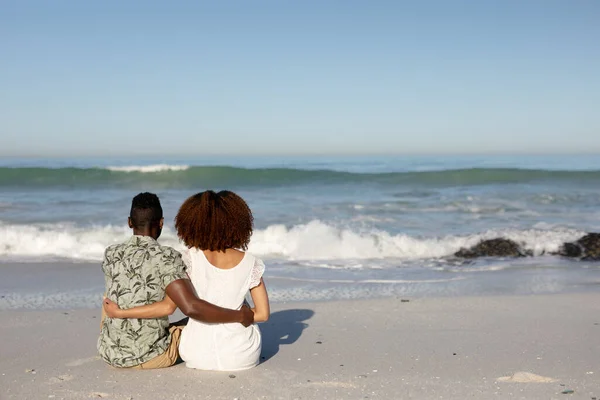 Baksida Blandad Ras Par Njuter Fritid Stranden Solig Dag Tillsammans — Stockfoto