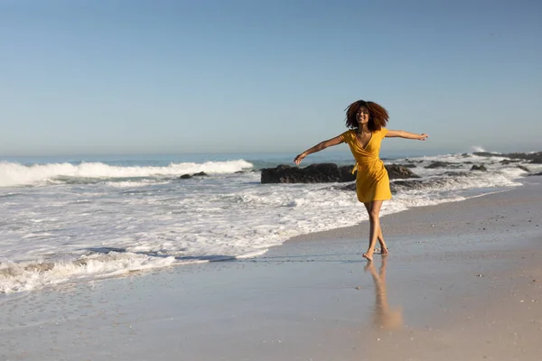 Щаслива Приваблива Змішана Жінка Розтягнутими Руками Насолоджуючись Вільним Часом Пляжі — стокове фото