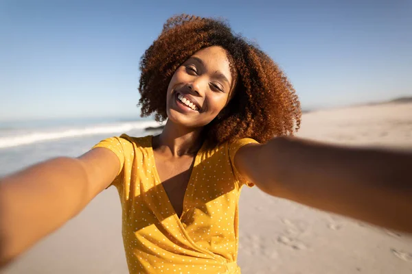 Retrato Uma Mulher Raça Mista Feliz Atraente Desfrutando Tempo Livre — Fotografia de Stock