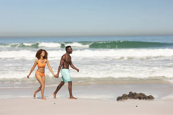 Casal Raças Mistas Desfrutando Tempo Livre Praia Dia Ensolarado Juntos — Fotografia de Stock