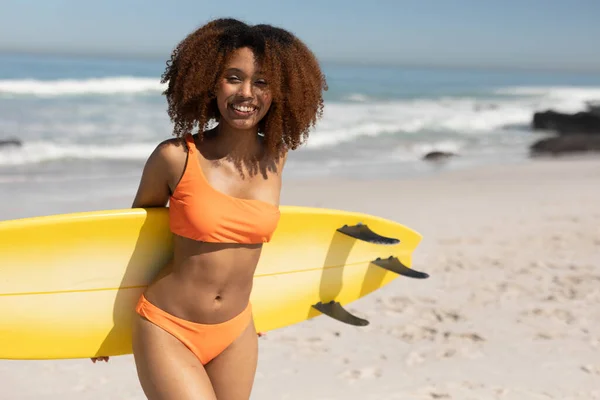 Портрет Счастливой Привлекательной Женщины Смешанной Расы Наслаждающейся Свободным Временем Пляже — стоковое фото