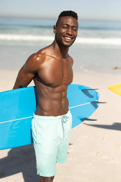 在阳光灿烂的日子里 非洲裔美国人在海滩上享受着闲暇时光 面带微笑 站在冲浪板上 阳光灿烂 — 图库照片