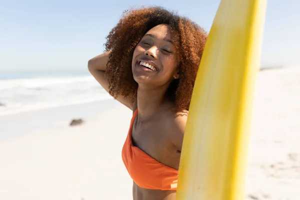 Uma Mulher Raça Mista Feliz Atraente Desfrutando Tempo Livre Praia — Fotografia de Stock