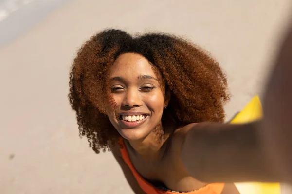 Портрет Счастливой Привлекательной Женщины Смешанной Расы Наслаждающейся Свободным Временем Пляже — стоковое фото