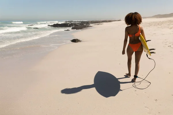 Uma Visão Traseira Mulher Raça Mista Desfrutando Tempo Livre Praia — Fotografia de Stock