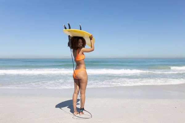 Retrato Uma Mulher Mista Feliz Atraente Desfrutando Tempo Livre Praia — Fotografia de Stock