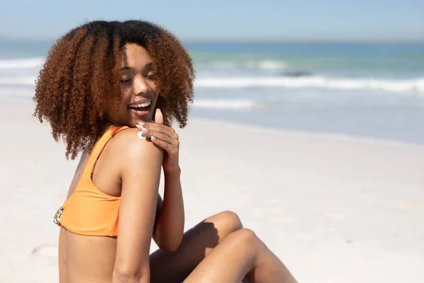 Una Mujer Feliz Atractiva Raza Mixta Disfrutando Del Tiempo Libre — Foto de Stock