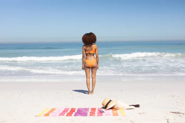 Вид Сзади Привлекательной Женщины Смешанной Расы Наслаждающейся Свободным Временем Пляже — стоковое фото