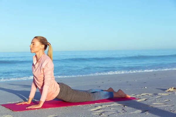 Caucasian Woman Wearing Sports Clothes Enjoying Time Beach Sunny Day — Stock Photo, Image