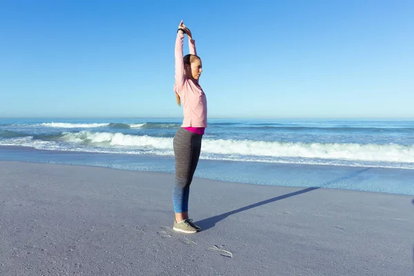 Une Femme Caucasienne Portant Des Vêtements Sport Profitant Temps Plage — Photo