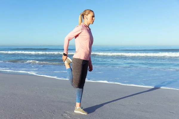 Caucasian Woman Wearing Sports Clothes Enjoying Time Beach Sunny Day — Stock Photo, Image