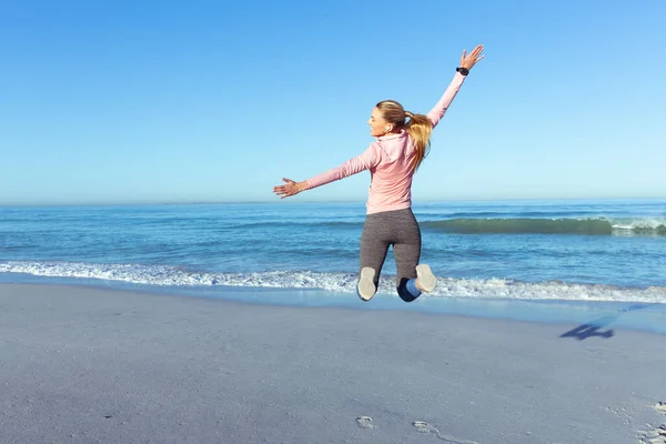 Eine Glückliche Kaukasische Frau Sportkleidung Die Einem Sonnigen Tag Die — Stockfoto