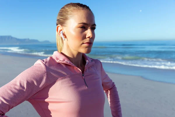 Blisko Białej Kobiety Ubranej Sportowe Ubrania Cieszącej Się Czasem Plaży — Zdjęcie stockowe