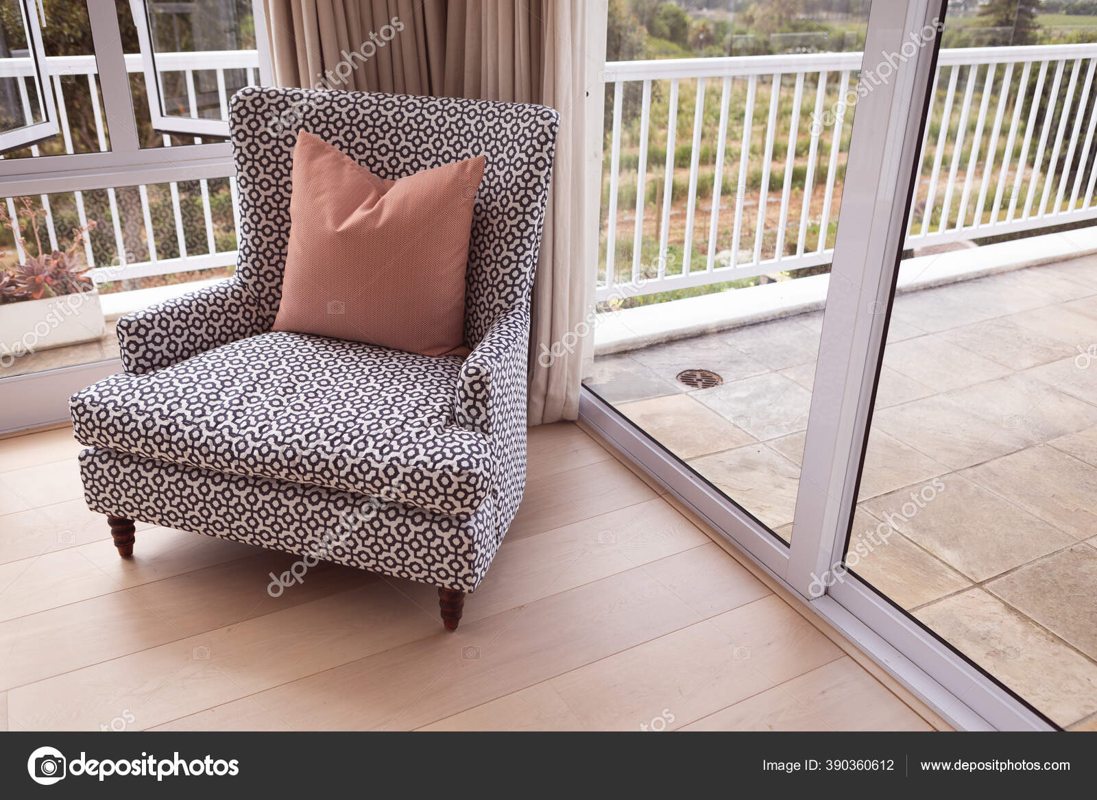 Interior Ruangan Modern Menampilkan Kursi Sofa Bermotif Dengan Bantal Merah Stok Foto C Wavebreakmedia 390360612