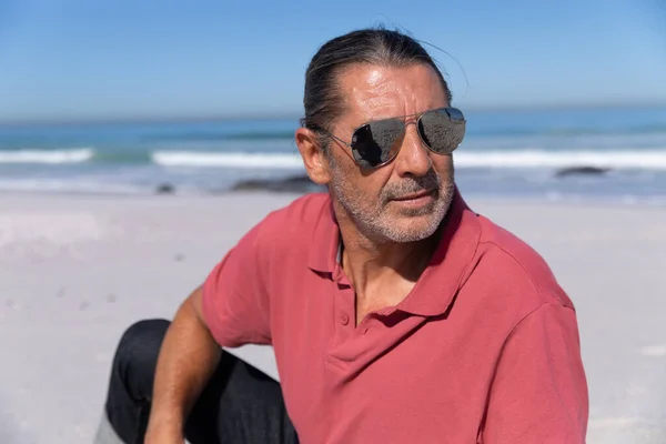 Uomo Anziano Caucasico Godendo Del Tempo Spiaggia Seduto Sulla Sabbia — Foto Stock