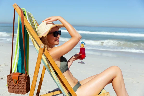 Attraktiv Blond Vit Kvinna Njuter Tid Stranden Solig Dag Sitter — Stockfoto