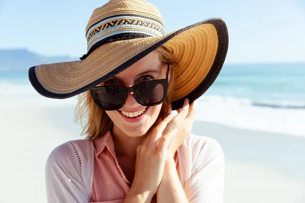 Ritratto Una Donna Caucasica Che Indossa Cappello Occhiali Sole Gode — Foto Stock