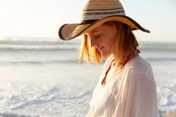 Attraktive Blonde Kaukasische Frau Genießt Die Zeit Strand Bei Sonnenuntergang — Stockfoto