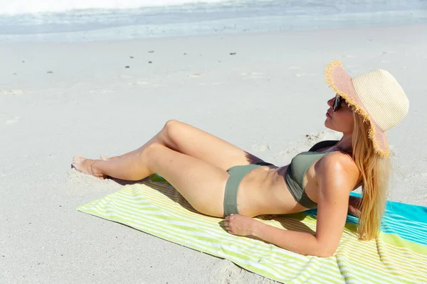 Attractive Blonde Caucasian Woman Enjoying Time Beach Sunny Day Wearing — Stock Photo, Image