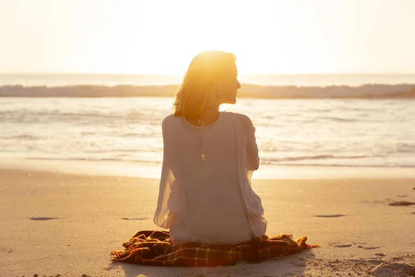 Attraktive Blonde Kaukasische Frau Genießt Die Zeit Strand Bei Sonnenuntergang — Stockfoto