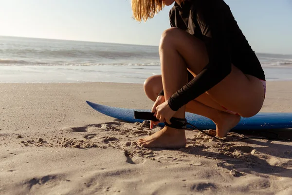 Attractive Blonde Caucasian Woman Enjoying Time Beach Sunny Day Preparing — Stock Photo, Image