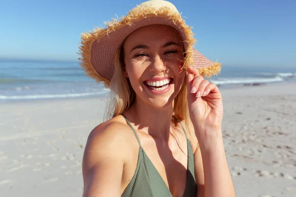 Retrato Mulher Branca Loira Atraente Aproveitando Tempo Praia Dia Ensolarado — Fotografia de Stock