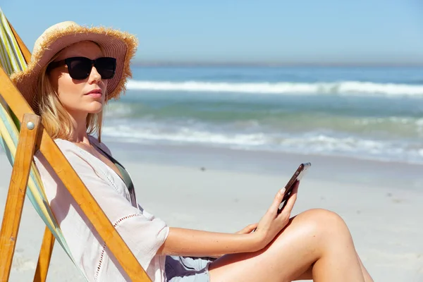 Attraktiv Blond Vit Kvinna Njuter Tid Stranden Solig Dag Sitter — Stockfoto