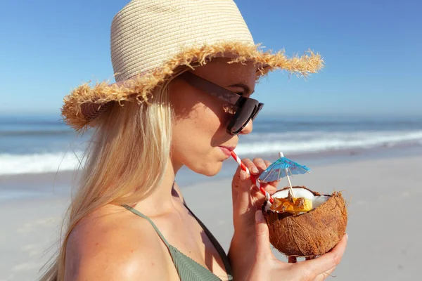 Attractive Blonde Caucasian Woman Enjoying Time Beach Sunny Day Wearing — Stock Photo, Image