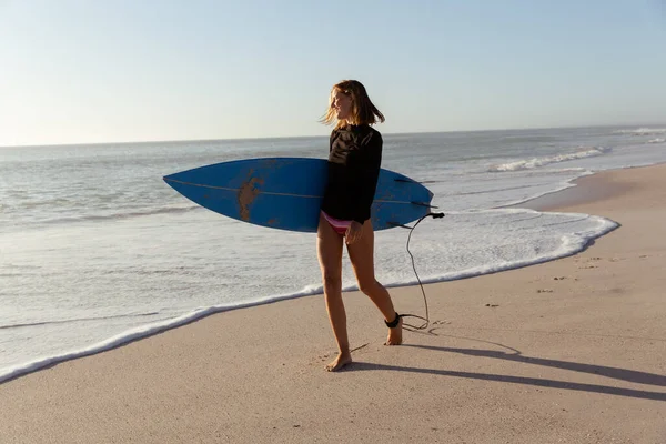 Atractiva Rubia Caucásica Disfrutando Del Tiempo Playa Día Soleado Sosteniendo — Foto de Stock