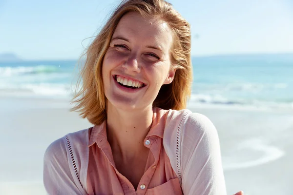 Retrato Uma Mulher Caucasiana Aproveitando Tempo Praia Dia Ensolarado Olhando — Fotografia de Stock