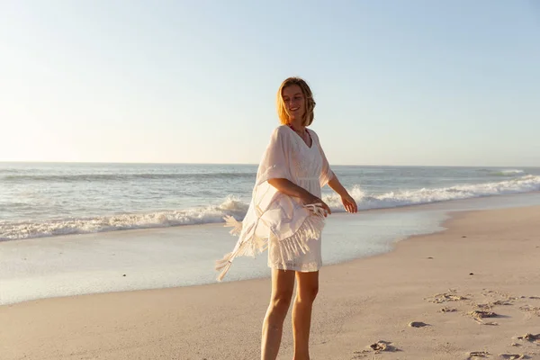 Attraktive Blonde Kaukasische Frau Genießt Die Zeit Strand Bei Sonnenuntergang — Stockfoto