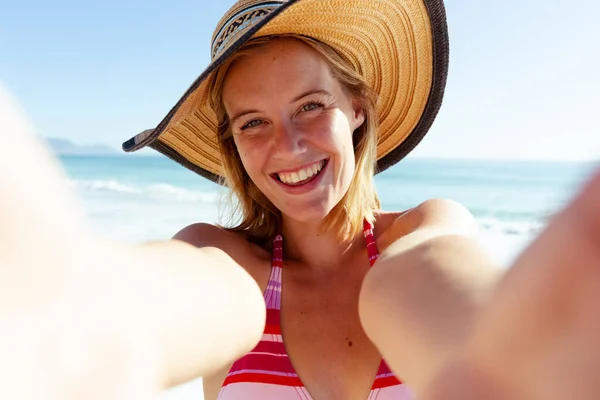 Retrato Mulher Branca Loira Atraente Aproveitando Tempo Praia Dia Ensolarado — Fotografia de Stock