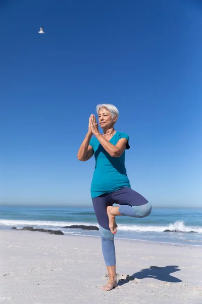 Kaukasisk Kvinna Njuter Tid Stranden Sitter Sand Och Utövar Yoga — Stockfoto