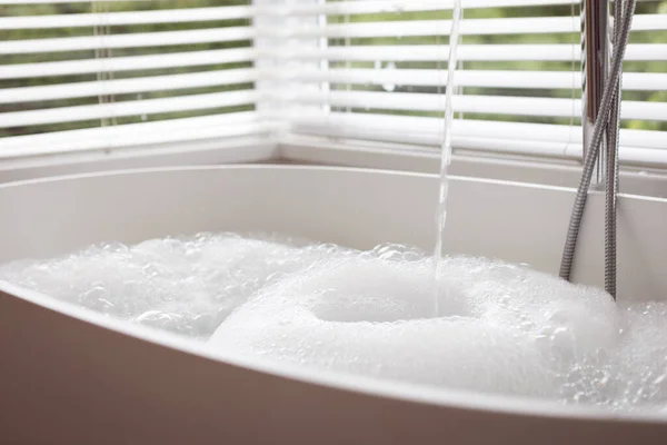 Moderno Cuarto Baño Interior Que Muestra Bañera Libre Llena Agua —  Fotos de Stock