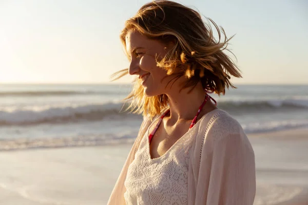 Çekici Sarışın Beyaz Kadın Gün Batımında Kumsalda Eğleniyor Gülümsüyor Arka — Stok fotoğraf