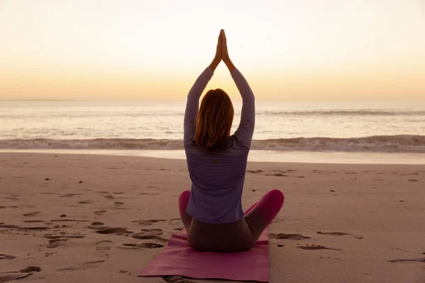 Attractive Blonde Caucasian Woman Enjoying Time Beach Sundown Practicing Yoga — Stock Photo, Image