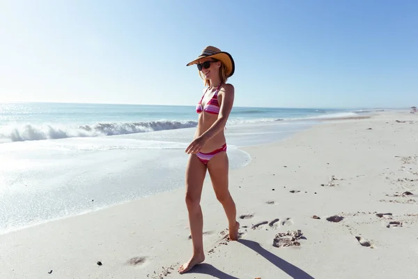 Mulher Caucasiana Loira Atraente Aproveitando Tempo Praia Dia Ensolarado Usando — Fotografia de Stock