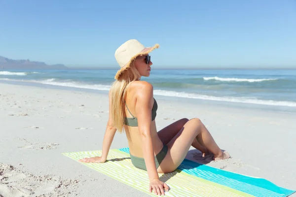 Çekici Sarışın Beyaz Kadın Güneşli Bir Günde Kumsalda Eğleniyor Şapka — Stok fotoğraf