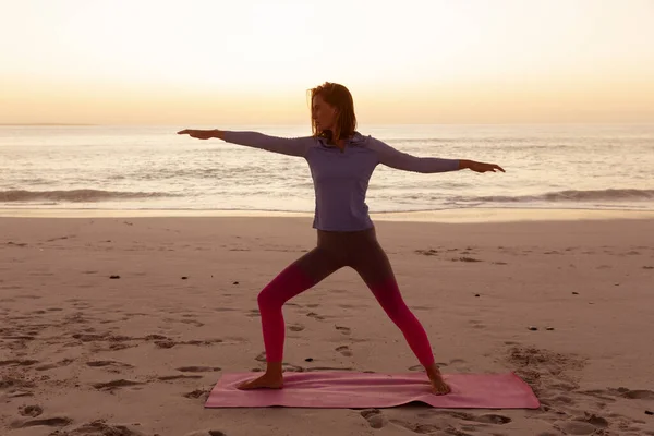 Çekici Sarışın Beyaz Kadın Gün Batımında Kumsalda Eğleniyor Yoga Yapıyor — Stok fotoğraf