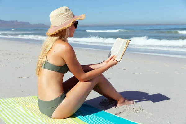 Attraente Donna Caucasica Bionda Che Gode Tempo Spiaggia Una Giornata — Foto Stock