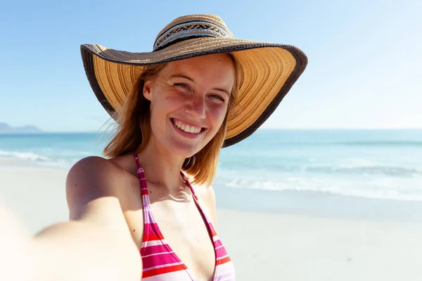 Porträtt Attraktiv Blond Vit Kvinna Njuter Tid Stranden Solig Dag — Stockfoto