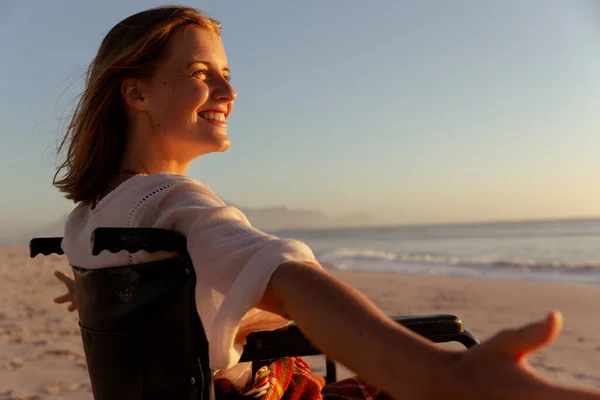 Atractiva Mujer Rubia Caucásica Disfrutando Del Tiempo Playa Atardecer Sentada — Foto de Stock