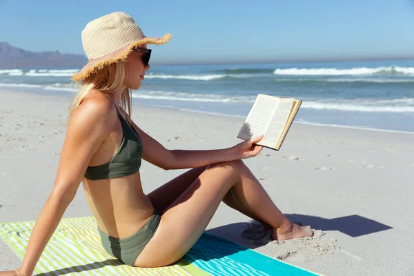 Atractiva Rubia Caucásica Disfrutando Del Tiempo Playa Día Soleado Vistiendo —  Fotos de Stock