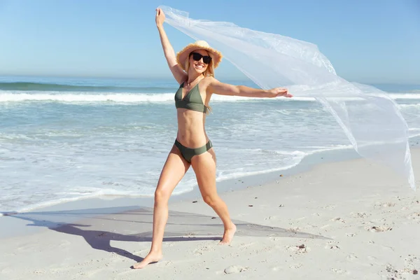 Atractiva Rubia Caucásica Disfrutando Del Tiempo Playa Día Soleado Sosteniendo —  Fotos de Stock