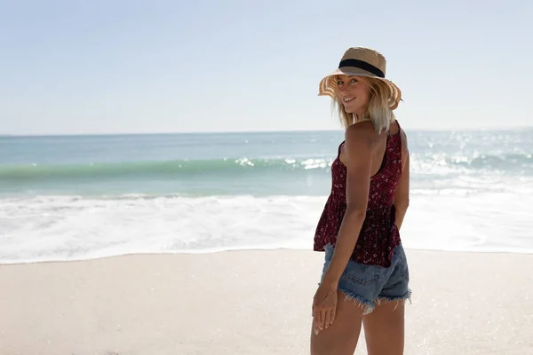 Blonde Femme Caucasienne Portant Chapeau Paille Short Denim Profitant Temps — Photo