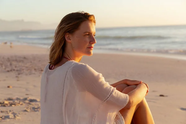 Atraktivní Blondýnka Běloška Která Užívá Čas Pláži Při Západu Slunce — Stock fotografie