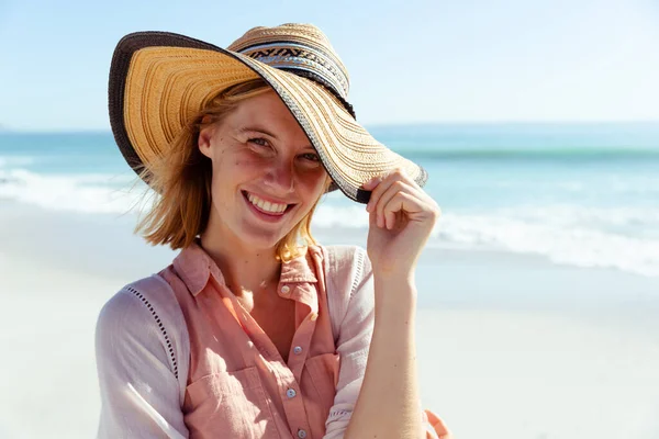 Portrait Une Jolie Femme Blonde Caucasienne Appréciant Temps Plage Par — Photo